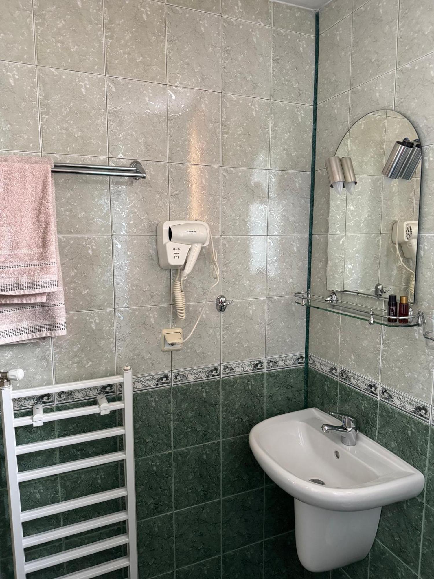 Mama Emiliya Guest House Beli Iskar Luaran gambar