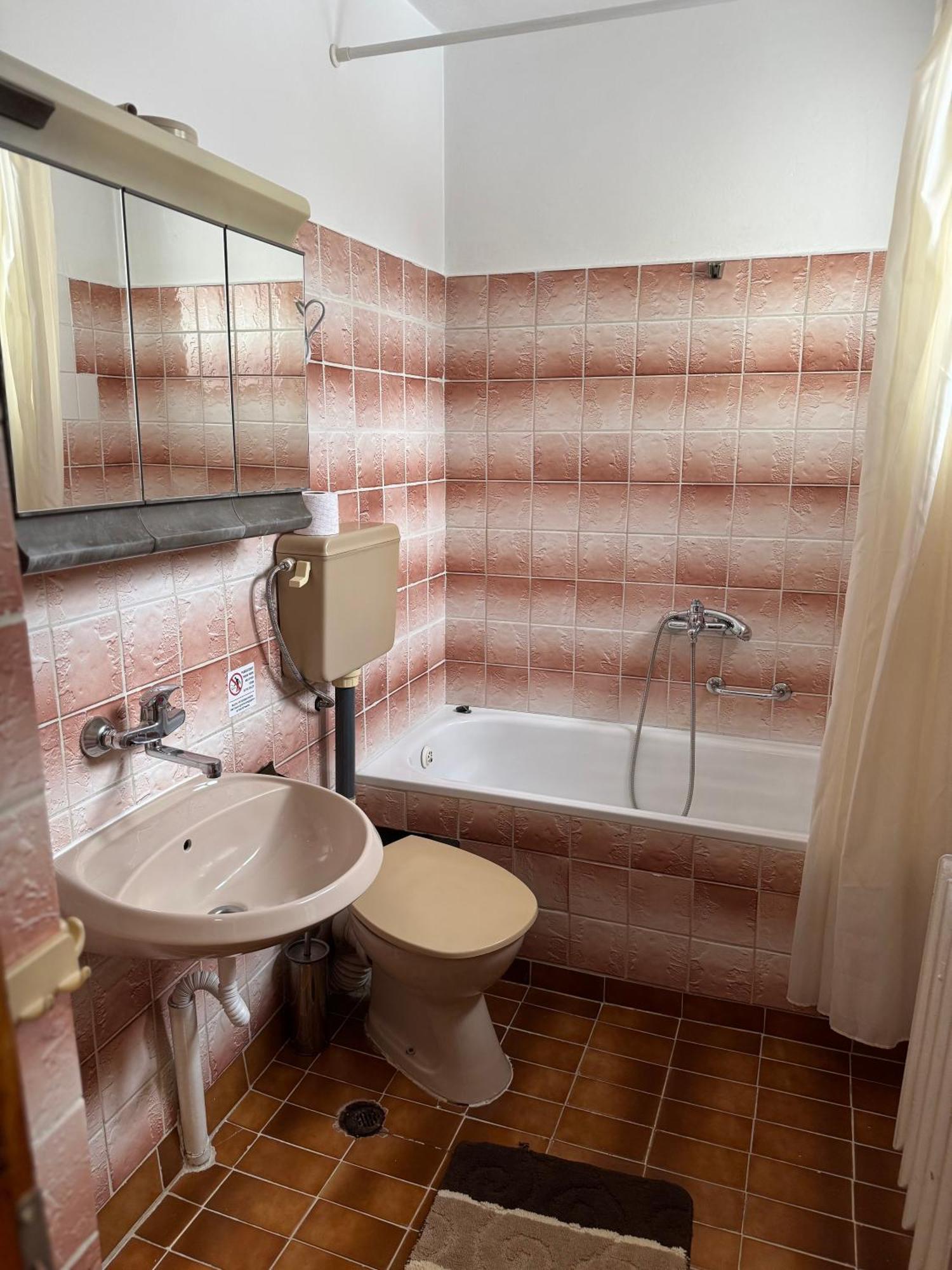 Mama Emiliya Guest House Beli Iskar Luaran gambar